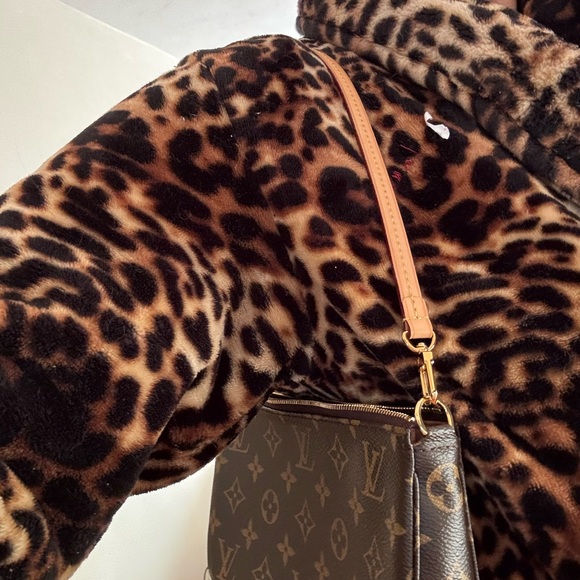 Brand new LV pochette monogram purse - Picture 10 of 10